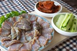Bạn có dám thử món cá đuối tươi lên men bốc mùi ở Hàn Quốc?