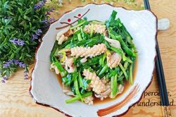 Ít người biết nhưng mực xào lá hẹ rất ngon, không tanh, ăn vào là thích