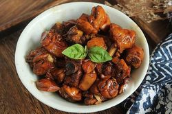 Gà om nước tương, húng quế đậm đà trôi cơm