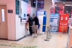 Người đàn ông mặc quần đùi, đi chân trần tới bệnh viện, nguyên nhân phía sau khiến nhiều người xúc động