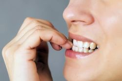 Thói quen cắn móng tay gây hại gì cho sức khỏe?