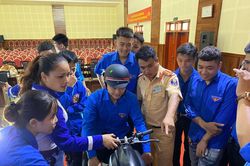 Chỉ huy nêu gương, vào việc cùng cán bộ chiến sỹ