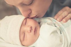 Hiểm họa đằng sau nụ hôn của người lớn với trẻ sơ sinh