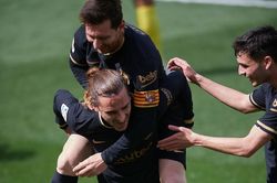 Griezmann lập cú đúp giúp Barca bắt kịp Real