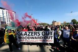 Fan M.U biểu tình rầm rộ đòi đuổi nhà Glazer