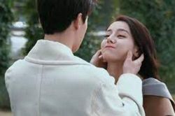 Địch Lệ Nhiệt Ba cười tít mắt bên Dương Dương, biểu cảm làm nũng khiến netizen mê mẩn vì quá xinh