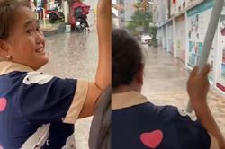 Thấy trời đổ mưa nặng hạt, cô bán hàng nước có hành động khiến nhóm sinh viên ấm lòng