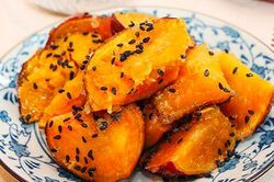 Món khoai lang ngào đường và vừng đen