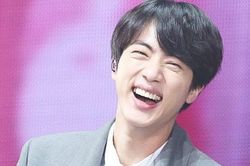 Jin hài hước nói về sự khác biệt nhan sắc của BTS sau 8 năm hoạt động