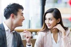 Tỉnh dậy sau đêm ngọt ngào cùng nến và hoa, gái trẻ chết lặng nhận ra sự thật đau xót này