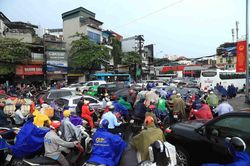 Đường Hà Nội tắc nghẹt trong mưa gió
