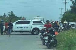 Phát hiện thi thể người đàn ông bị quấn chăn quăng bên đường