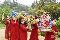 Đông đảo đạo hữu, du khách hành hương về chùa Kim Dung