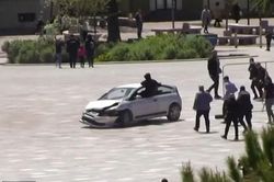 Video người hùng lao vào cửa ô tô để cản lái xe 'ngáo đá'