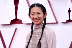 Oscar 2021: Chlóe Zhao khiến điện ảnh Châu Á tự hào khi thắng giải Đạo diễn xuất sắc nhất