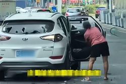 Cặp vợ chồng cãi nhau trong xe ô tô, mẹ vợ chẳng nói chẳng rằng chỉ làm một việc khiến con rể câm nín