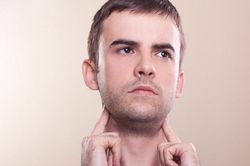 Bệnh quai bị có sưng cổ không?