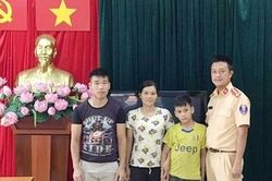 Chiến sĩ CSGT giúp bé trai đi lạc tìm lại bố mẹ