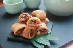 Ngoài bánh cốm, còn món quà vặt tuổi thơ nào từng làm trẻ con Hà Nội say mê?
