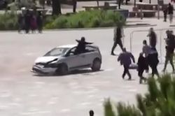 Nam thanh niên nhảy vào ô tô, ngăn tài xế 'xe điên' ở quảng trường