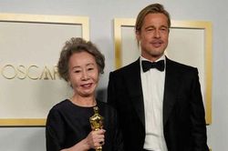 Nữ diễn viên Hàn Quốc đầu tiên giành tượng vàng Oscar bất ngờ hóa 'fangirl' vì gặp thần tượng Brad Pitt