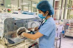 Bé sơ sinh bị nhiễm trùng huyết do cha mẹ tự ý nặn mụn nhọt