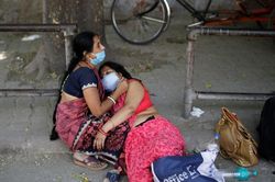 'Mang oxy tới, hoặc đưa cha của chị về nhà đi'