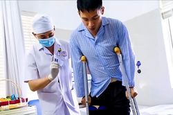 Hùng Dũng chưa thể đi bộ sau một tháng xuất viện