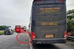 Tai nạn giao thông mới nhất hôm nay 27/4: Đang mở cốp xe, phụ xe khách bị container đâm tử vong