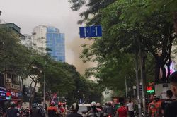 Hà Nội: Cháy lớn trên phố Thái Hà, giao thông ùn tắc cục bộ