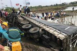 Hành động đẹp của người dân Quảng Bình khi xe chở dưa hấu bị lật