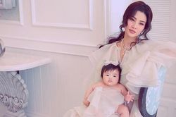 Con gái Đông Nhi gây sốt với biểu cảm cực đáng yêu khi lần đầu chụp ảnh thời trang cùng mẹ