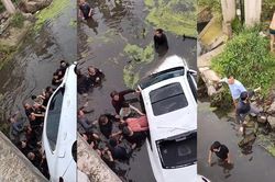 Hàng chục người hợp sức lật ô tô trên sông để giải cứu người bị kẹt