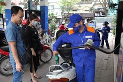 Đảo chiều, giá xăng E5 RON92 và RON 95-III tăng gần 200 đồng mỗi lít