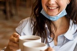 Kéo khẩu trang xuống cằm, đeo vào khuỷu tay - thói quen xấu làm lây lan COVID-19