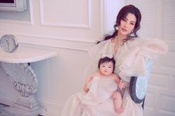 Đông Nhi cùng Winnie làm mẫu ảnh, con gái xinh đẹp chiếm hết spotlight của mẹ