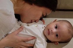 'Cưng xỉu' khoảnh khắc Hà Hồ âu yếm Lisa, tiết lộ thói quen mỗi tối của 2 mẹ con