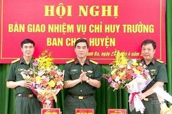 Bàn giao nhiệm vụ Chỉ huy trưởng Ban Chỉ huy Quân sự huyện Thanh Ba
