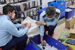 Hà Nội: Triệt phá cơ sở gia công, lắp ráp sạc điện thoại giả nhãn hiệu Samsung