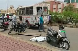 Thi thể bệnh nhân COVID-19 văng ra khỏi xe cứu thương ở Ấn Độ