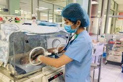 Người nhà tự lấy kim khâu chích mụn nhọt, bé 15 ngày tuổi nhiễm trùng nặng