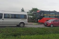 Một phụ xe khách bị xe đầu kéo container đâm tử vong