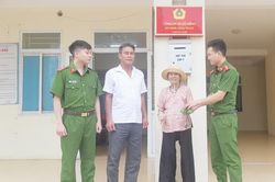 Niềm vui bất ngờ của cụ bà 77 tuổi khi đi làm căn cước công dân