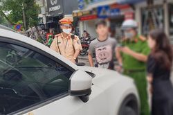 'Vứt' ô tô giữa ngã ba đi chơi với bạn gái gây cản trở giao thông