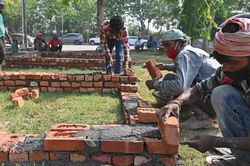 Công nhân cấp tốc xây giàn hỏa táng ở Ấn Độ