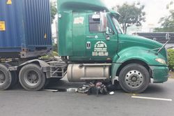 Va chạm xe container, cô gái tử vong ở cầu vượt Sóng Thần