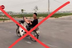Triệu tập nam thanh niên lái xe máy bằng chân, quay clip đăng lên mạng xã hội