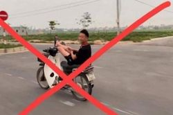 Triệu tập nam sinh 16 tuổi lái xe máy bằng chân