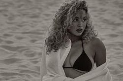 Mẫu 9x Rose Bertram cực nảy nở gợi cảm với thời trang đi biển