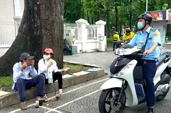 TP.HCM: Ra quân nhắc nhở, xử lý không đeo khẩu trang nơi công cộng